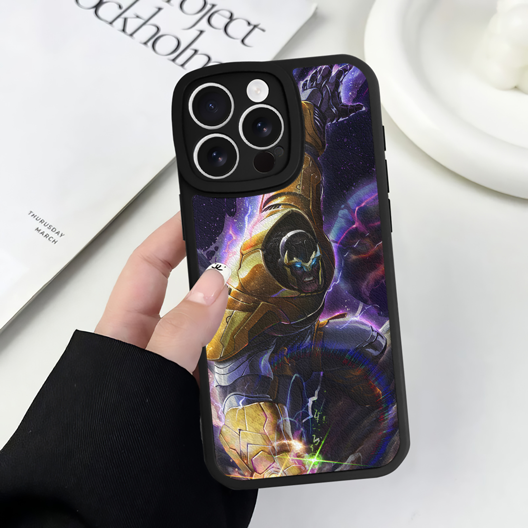 （画像用） アベンジャーズ The Avengers 【iPhone 16シリーズ対応】シリコンスマホケース（レザー調） 材質：シリコン